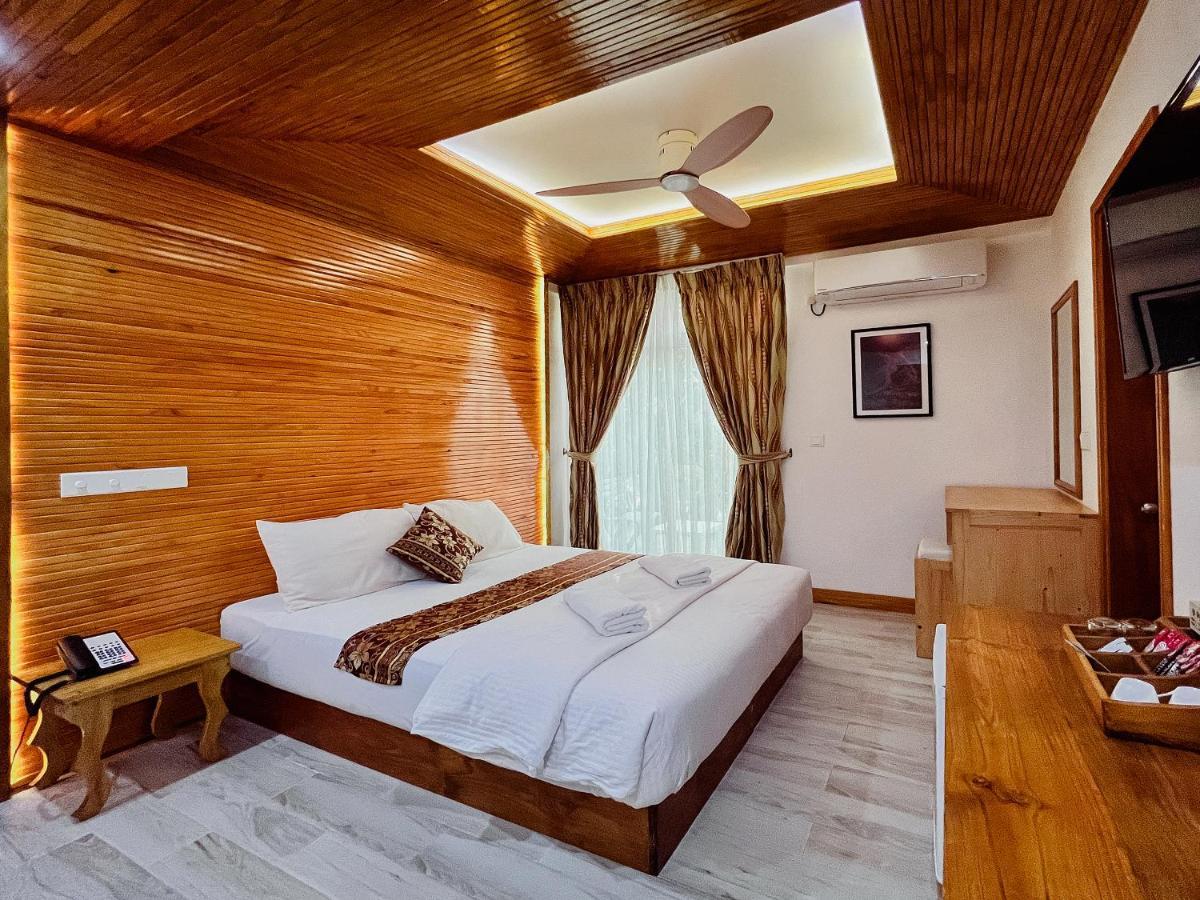 Perla Dhangethi Luaran gambar
